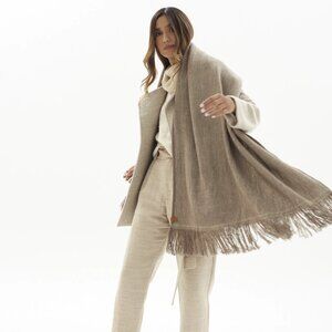 SHAWL CUNA (PECAN) (BABY LLAMA AND MERINO WOOD)